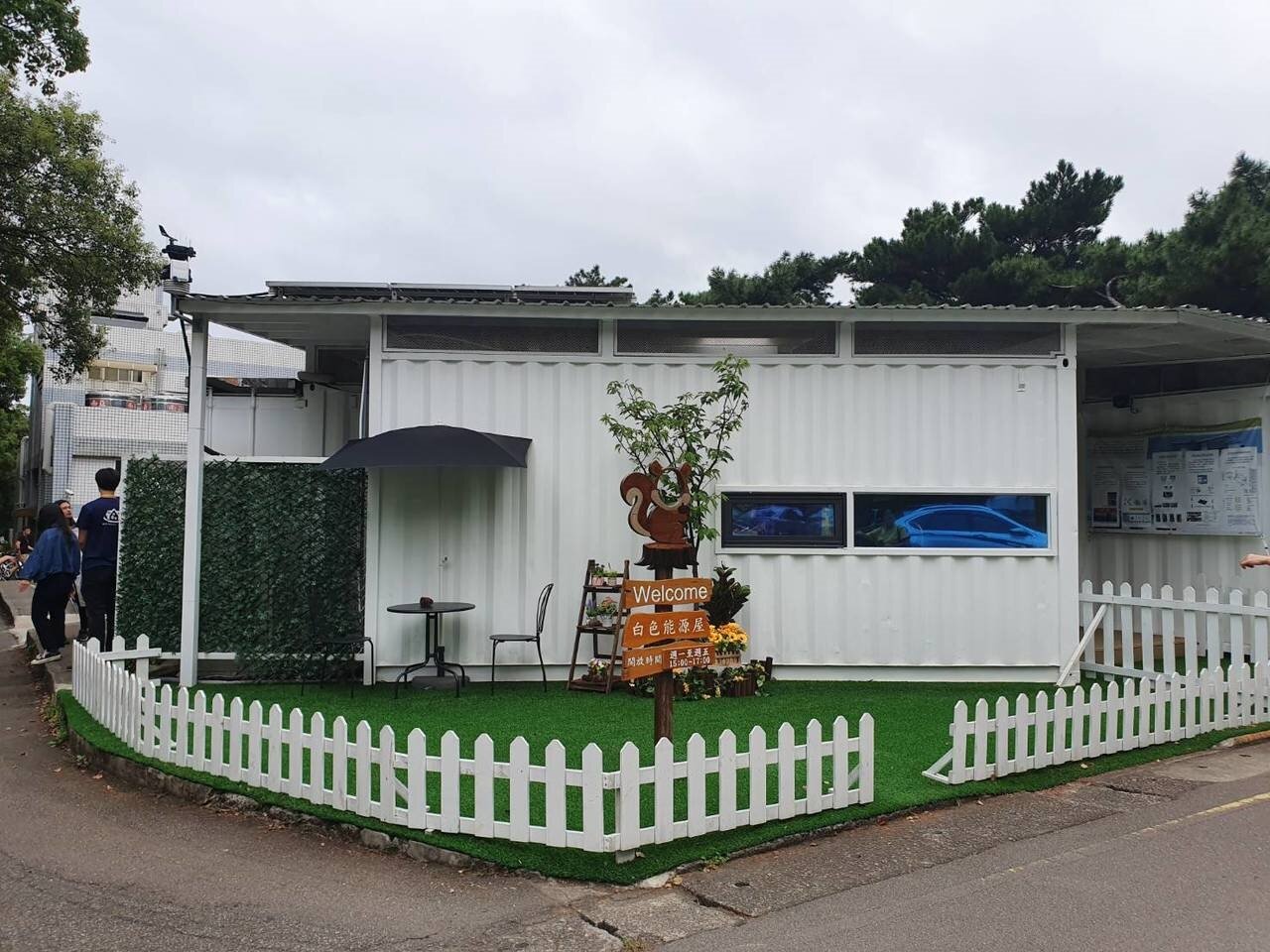 中央大學今日舉行「白色能源屋」啟用典禮, 建築由2個20呎貨櫃屋所組成,以2人住宅為構思,打造出住家環境,讓民眾不再只是聽著要「節能」卻無從下手,反倒能正感受到平日用電的生產過程。記者陳夢茹/攝影