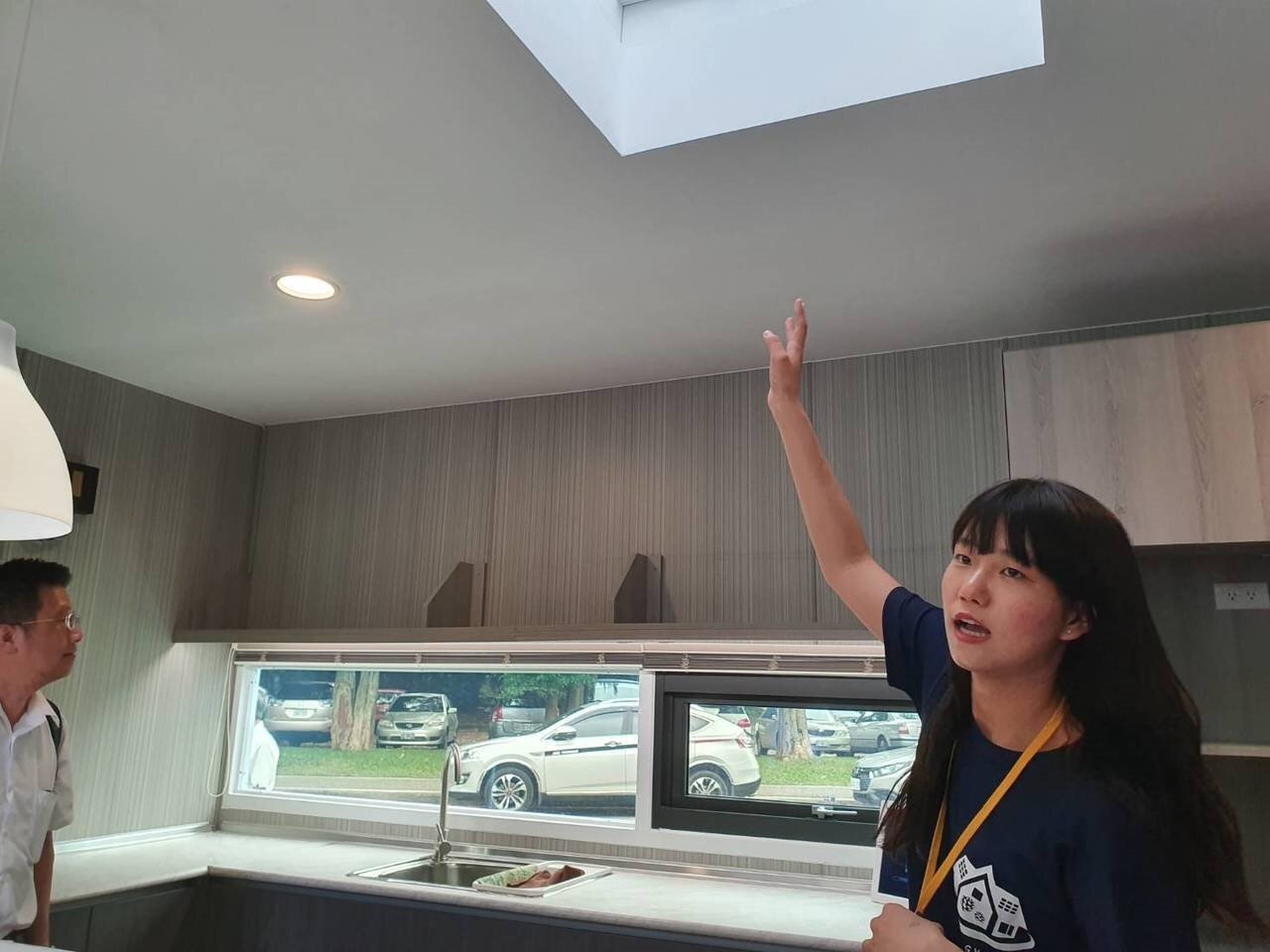 中央大學今日舉行「白色能源屋」啟用典禮, 建築由2個20呎貨櫃屋所組成,以2人住宅為構思,打造出住家環境,讓民眾不再只是聽著要「節能」卻無從下手,反倒能正感受到平日用電的生產過程。記者陳夢茹/攝影