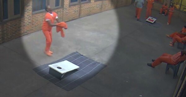 一名正在獄中服刑的囚犯，放風時間取得無人機空投的包裹，過程被監視器拍下。 圖／截自雅荷加郡監獄視頻