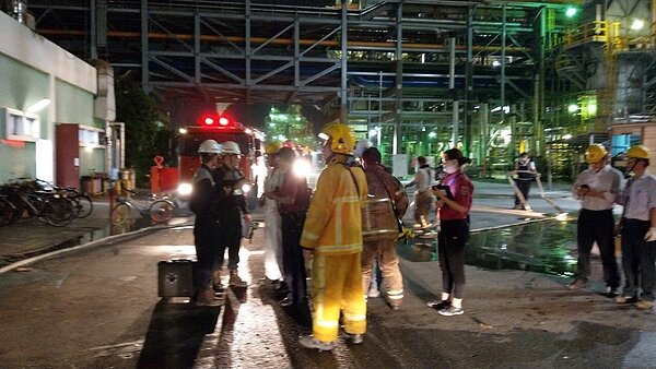 高雄林園區工業一路上某廠區今晚傳火警,起因廠房外輸送帶煤灰自然起火,高市警消獲報後趕往現場,歷經1小時熄滅起火點。記者邱奕能/翻攝