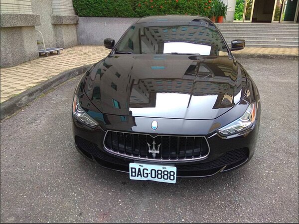2015年份MASERATI Ghibli轎車,新車起價388萬元,起拍價為60萬元,但動產擔保債務餘額、鑑定費等124萬多元。記者邵心杰/翻攝