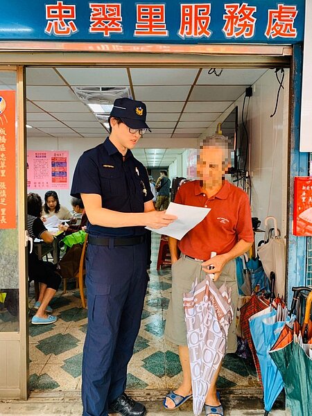 九九重陽節即將到來,新北市海山警方為確保重陽禮金發放過程平安順利,派員警全程緊盯戒護,同時宣導注意錢財不露白以免受騙。圖/警方提供
