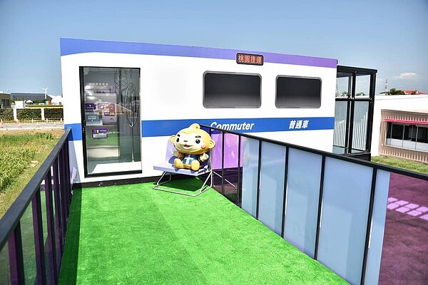 「2019桃園農業博覽會」將在9月28日盛大登場,桃園捷運今年特地攜手聯邦銀行在農博打造「Mr.metro捷運先生」咖啡屋,將平凡的貨櫃屋量身訂做成仿真的捷運車廂,可愛又吸睛。 圖/桃園捷運公司提供