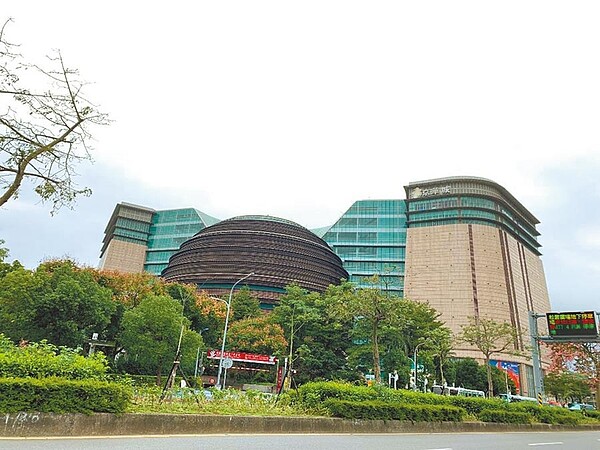 中石化買京華城,引來部分名嘴抨擊、質疑。