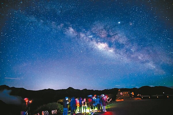南投縣政府積極開發縣內多處夜間觀星的旅遊新資源，打造具國際級水準的觀星景點。 圖／南投縣政府提供
