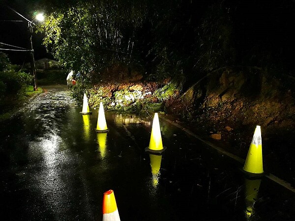 基隆連夜大雨，多處土石滑落自強路淹水警一度封閉。圖／警方提供