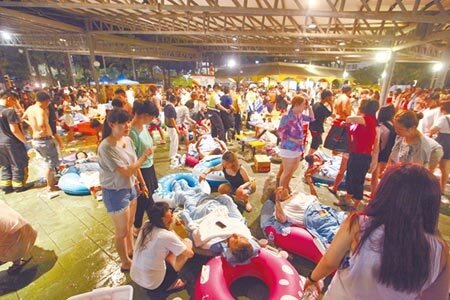 八仙塵暴,造成400多人傷亡,當時礙於法令,擁有優秀植皮技術的外國醫療團無法來台協助,衛福部擬修《醫師法》補強。圖/中時資料照