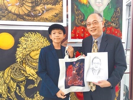 泰國經貿辦事處邀請12歲藝術家Armani Wachirawit Samart（左）到場，當場畫了1張故宮院長吳密察的畫像。圖／記者張亦惠攝影