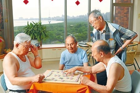 保險業拚跨業結盟,攜手共生宅業者,提供一站購足的保險需求。圖為安養機構銀髮族休閒的畫面。圖/本報資料照片