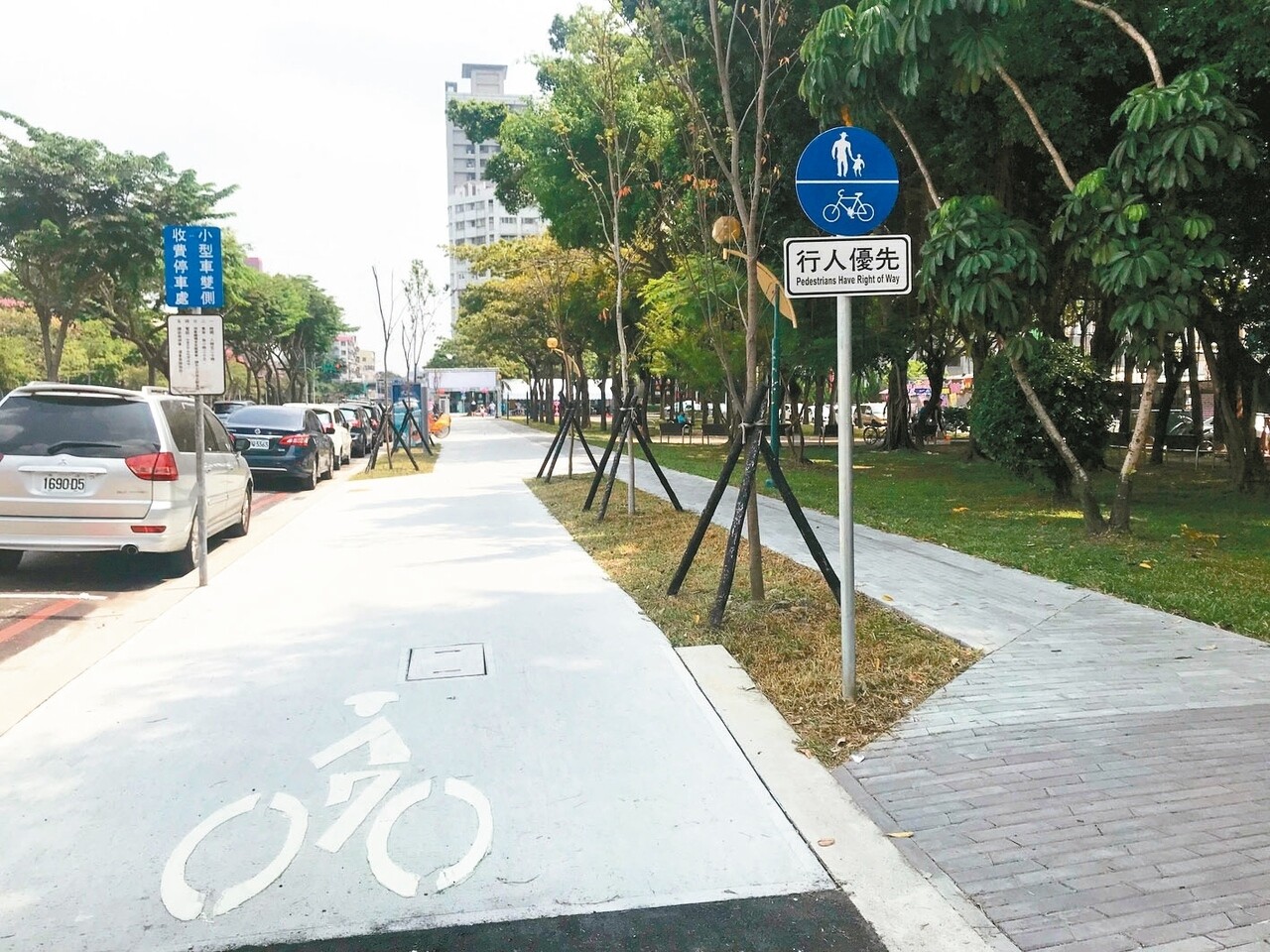 不少人在「台中之心」自行車道上違規停車,今年已開出13張勸導單。 記者洪敬浤/攝影