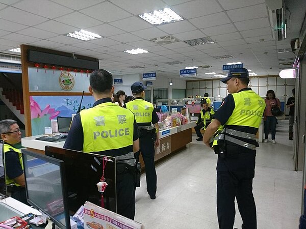 東北角發放千萬元重陽敬老金，鉅款鎖警槍櫃還重兵戒護。圖／警方提供