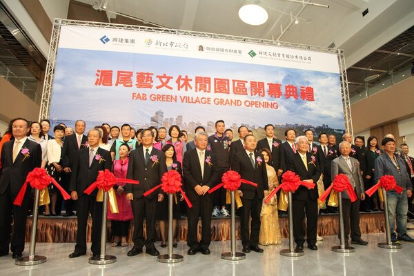 「淡水滬尾藝文休閒園區」開幕典禮與會貴賓合影(前排左四起:國產署長曾國基、新北市長侯友宜、將捷集團總裁林長勲)圖/新北市府提供