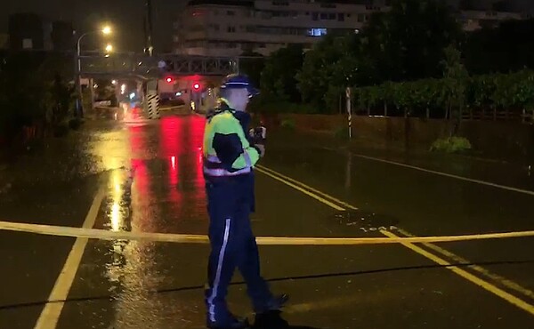 一夜大雨來得又急又快,造成宜蘭市區多處淹水,員警拉起女中路涵洞前的警戒線,禁止通行以免危險。圖/警方提供