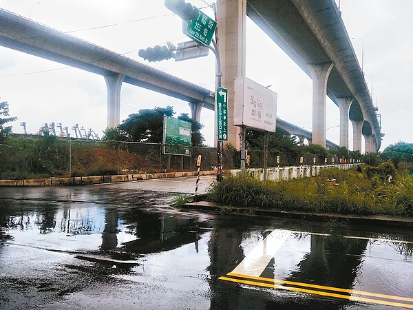 國道1號桃園交流道動線改善工程動土，五楊高架旁的蘆興南路新增設南、北出入交流道。 記者曾增勳／攝影