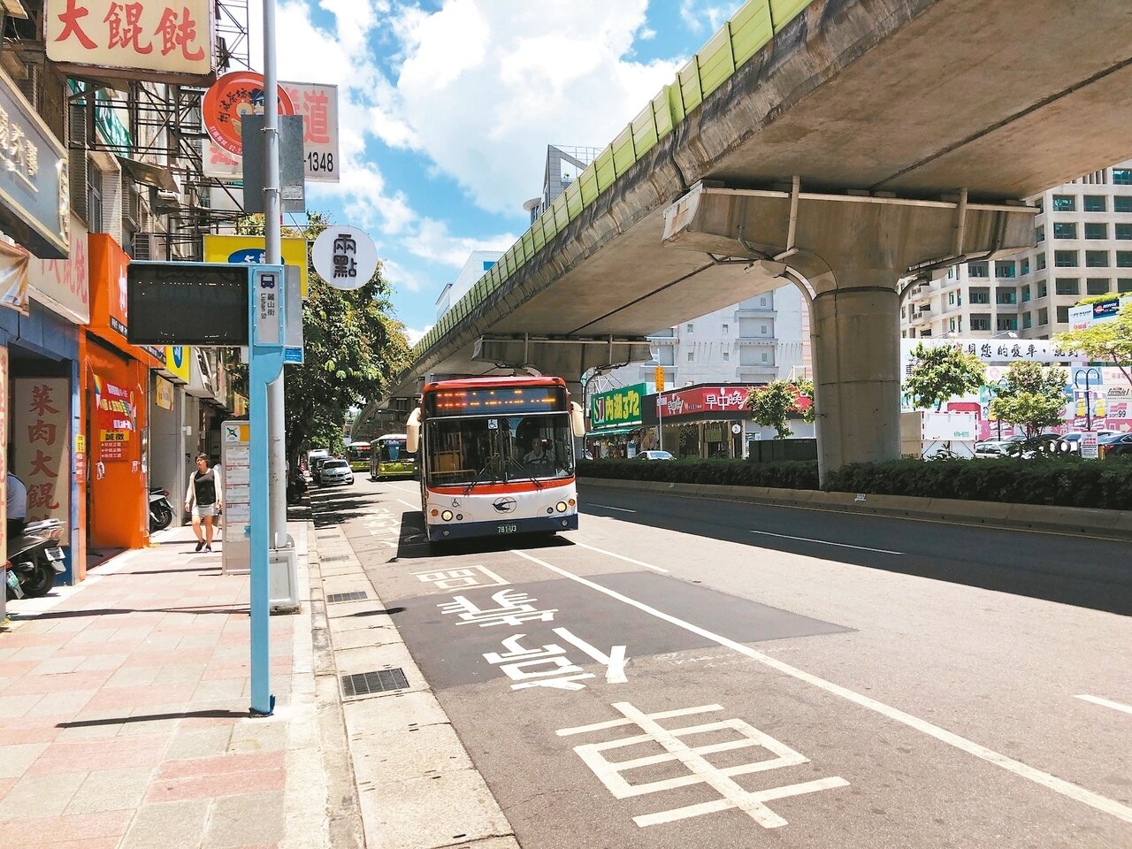 台北市公車路網密集,乘客摔傷事件時有所聞,根據北市府公運處統計,去年公車乘客摔傷事件高達的232件,今年截至8月底止有135件。 圖/記者邱瓊玉攝影