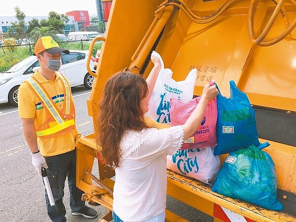 擔心巷弄收垃圾影響交通，北市環保局企業工會向市府建議減少社區臨停收運點，統整為定時收運點。 圖／北市環保局提供