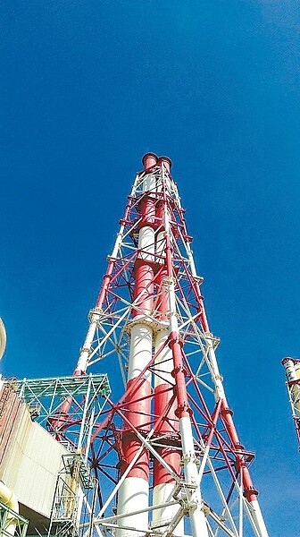 秋冬空汙嚴重,興達電廠將1、4號燃煤機組提早停機半年,另2部機組也減煤35%。 圖/高雄市環保局提供