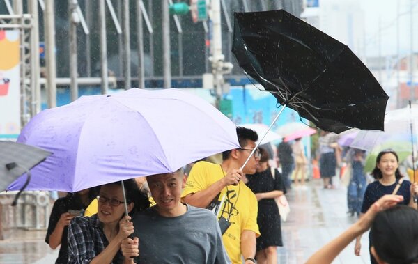 颱風米塔持續逼近台灣。圖／記者潘俊宏攝影