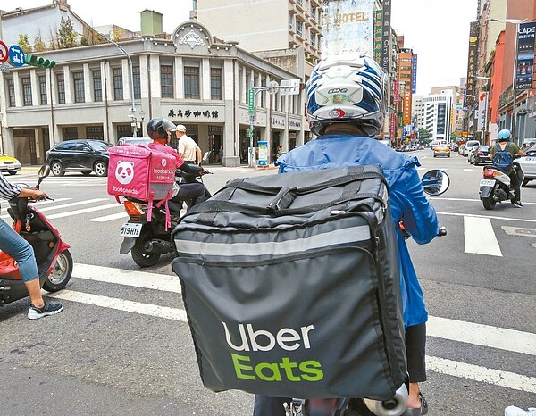 網友貼文抱怨每次放颱風假,少了一天賺錢的機會。示意圖。美食外送員風險高。 聯合報系資料庫