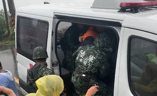 米塔颱風的最大雨量落在宜蘭縣大同山區,預估今天24小累計雨量可達紅色警戒,目前正由軍警協助進行預防性撤村。圖/蘭指部提供