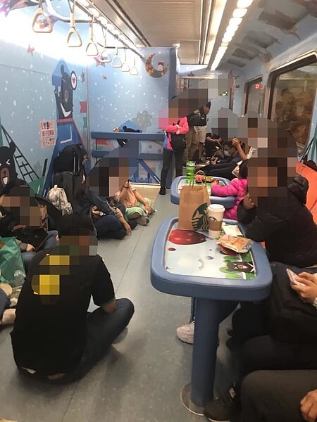 網友抱怨在親子車廂裡的乘客,卻不都是帶著小孩的乘客嗎。圖擷自爆料公社