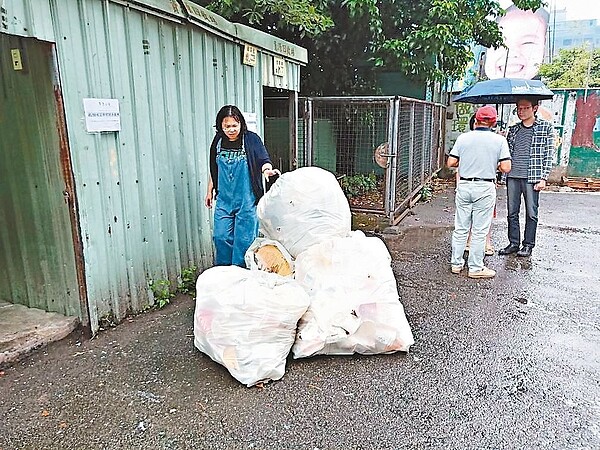 桃園市某國中驚傳鬧鼠患,有學生遭老鼠咬傷,教育局會同環保局及清潔公司協助清理環境和滅鼠。 圖/桃園市教育局提供