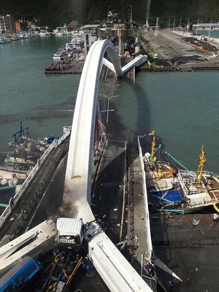 南方澳跨海大橋倒塌。（圖／蘇澳鎮公所）