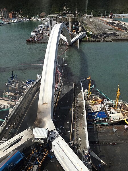 南方澳跨海大橋倒塌。(圖/蘇澳鎮公所)