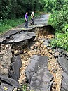 基隆華新一路產業道路柔腸寸斷　坍百公尺長困7住戶