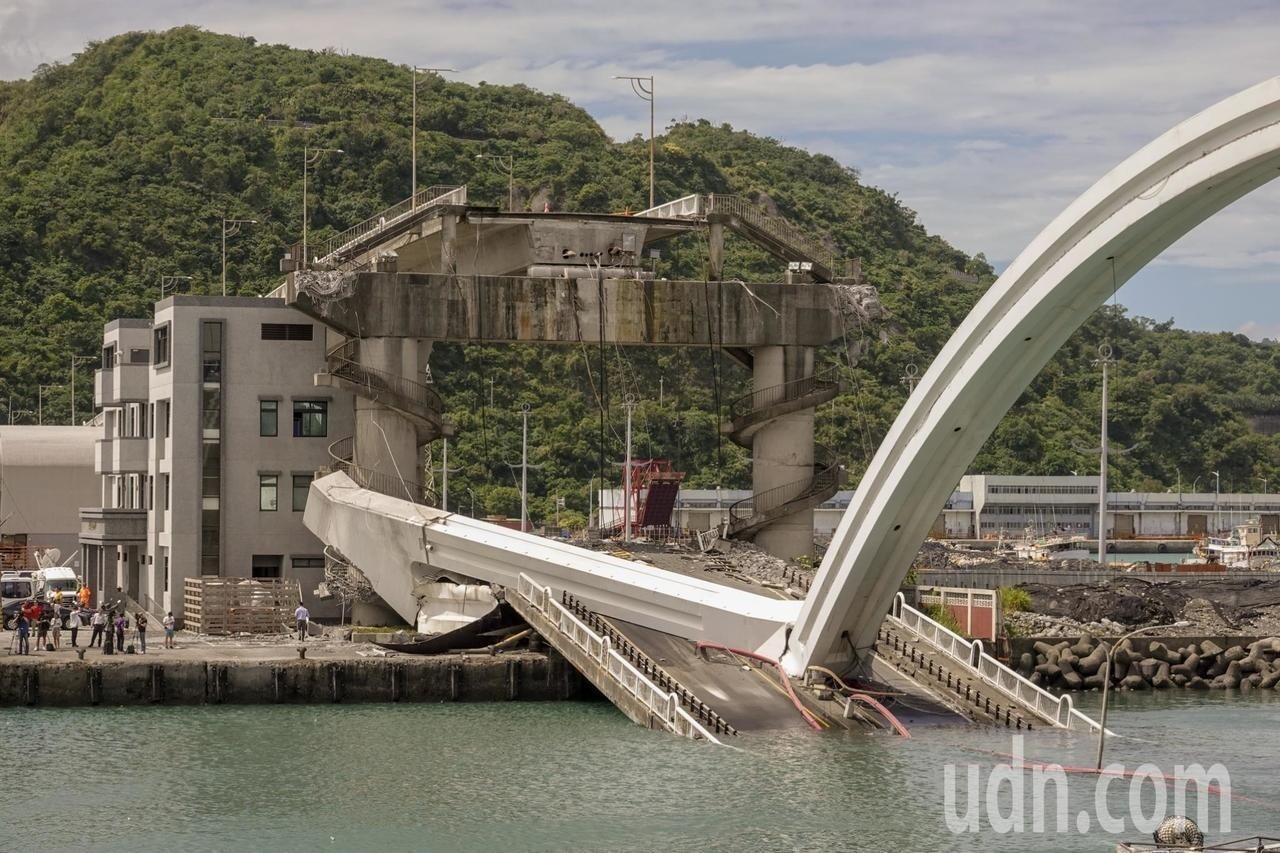 南方澳跨港大橋上午突然斷裂，跨港的橋面落海，還壓垮底下的漁船。記者鄭超文／攝影