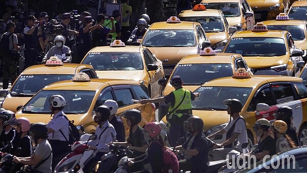 Uber宣布將成為多元化計程車派遣資訊平台一事,台灣計程車產業發展聯盟表示,要求交通部終止Uber掛羊頭賣狗肉的行為,否則抗爭不會停止。記者陳正興/攝影