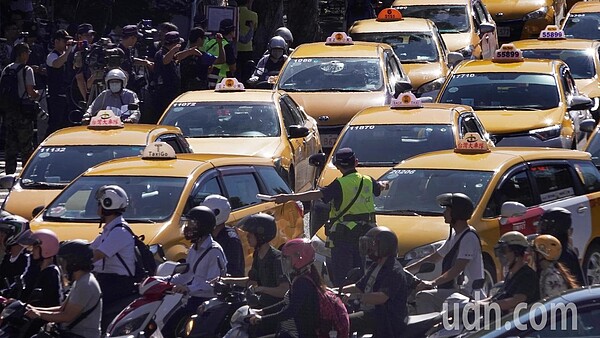 Uber宣布將成為多元化計程車派遣資訊平台一事，台灣計程車產業發展聯盟表示，要求交通部終止Uber掛羊頭賣狗肉的行為，否則抗爭不會停止。記者陳正興／攝影 