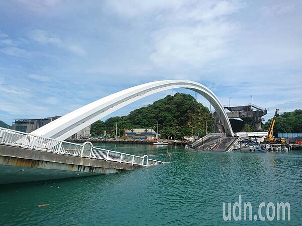 南方澳跨港大橋垮了,蘇澳區漁會理事長蔡源龍今天指出,損失無可估計,目前救人第一,跨港大橋下方是南方澳800艘漁船出入航道,如今阻塞,完成搜救後,應該儘速清除,以利恢復通行。記者羅建旺/攝影