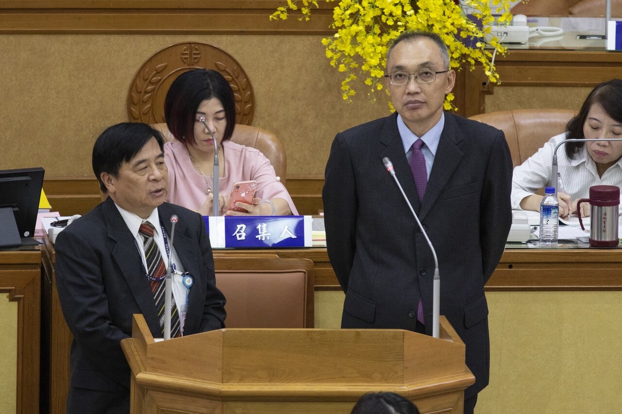 新北市議員張錦豪針對汐止交通問題，在市議會質詢副市長謝政達（右起）、交通局長鍾鳴時。記者王敏旭／攝影