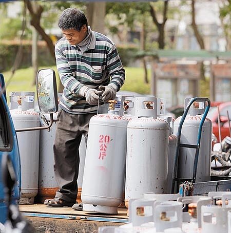 中油宣布,10月份家用液化石油氣(桶裝瓦斯)每公斤原應調漲2.9元,但考慮到民生和物價衝擊,決定凍漲;天然氣價格則平均調降3.79%。圖為瓦斯行員工搬移桶裝瓦斯。(本報資料照片)