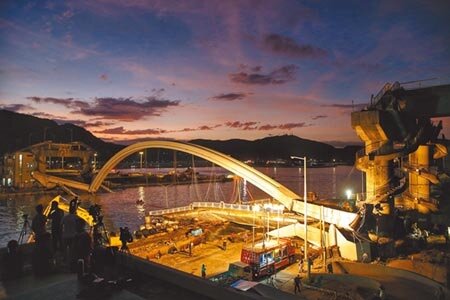 宜蘭縣南方澳跨港大橋1日驚傳坍塌,入夜後搜救人員點燈持續搜救。圖/記者王英豪攝影