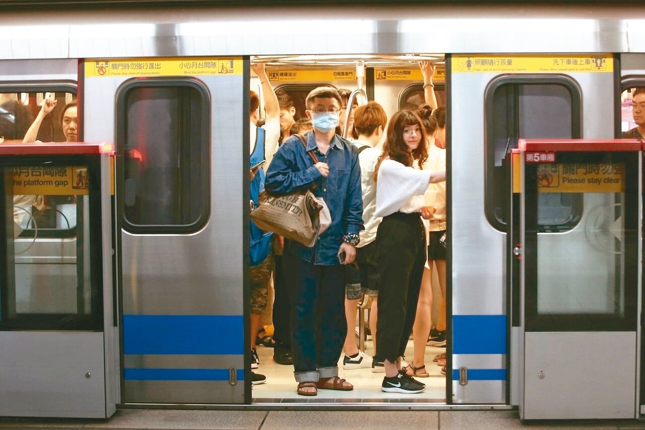 北捷目前僅在站點服務處提供「TPE-Free」網路熱點,車廂內並無WiFi可用。記者葉信菉/攝影