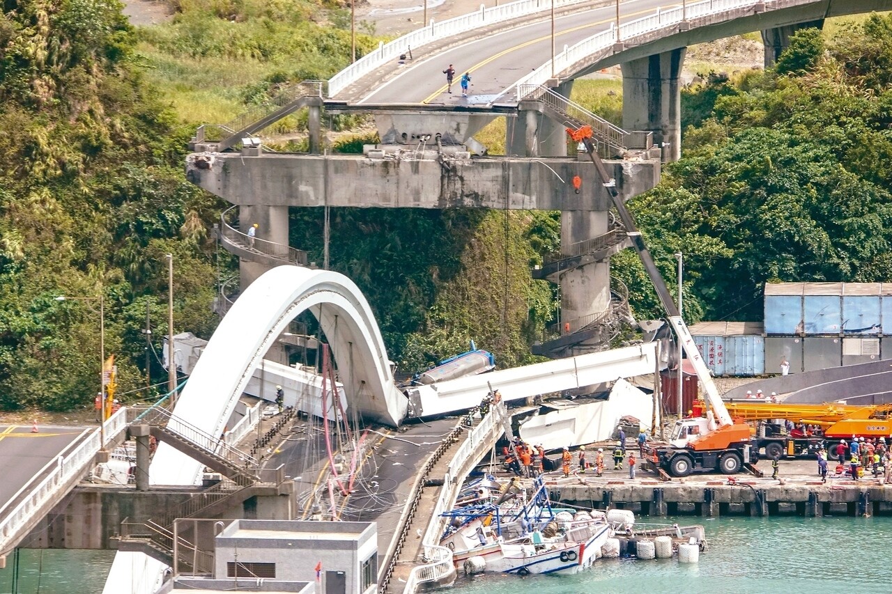 橋齡21年的南方澳跨港大橋昨上午突然斷裂，跨港橋面落海，壓垮橋下漁船，2死4失聯。 記者鄭超文／攝影