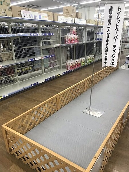 本來放滿衛生紙的貨架,因調漲消費稅,民眾前往商店搶購一空。圖擷自推特 @shosan0051