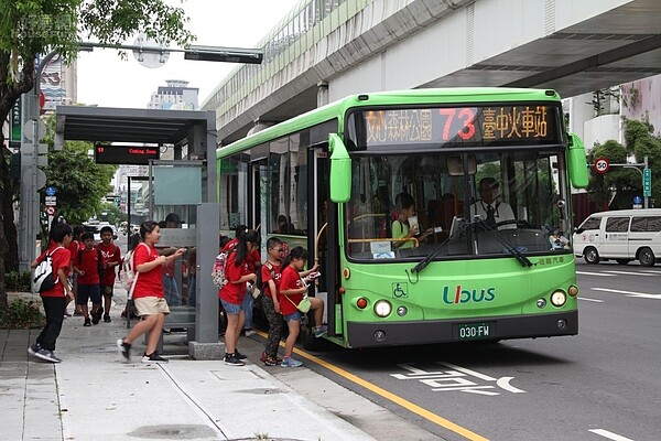 台中市公車班次大調整，10月起生效，市府同步實施動態發車稽核，公車誤點、脫班或漏班者，最高可開罰5000元。圖／台中市交通局提供