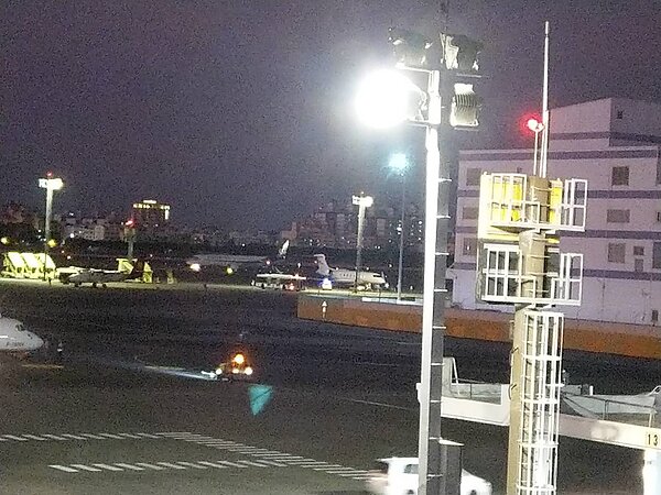 飛特立航空B88322航班,傍晚迫降高雄小港機場。記者蔡孟妤/翻攝