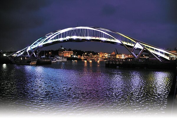 永安漁港觀海橋今年更換橋頂景觀平台及橋面強化玻璃,加強遊客觀看夕陽及潮汐的安全。(桃園市農業局提供/賴佑維桃園傳真)