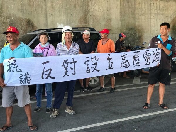 台南七股居民抗議台電施設國聖橋高壓電塔，要求地下化。圖／讀者提供