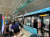 不騎鐵馬改搭淡海輕軌　寶可夢阿伯：搭車抓寶還可孵蛋