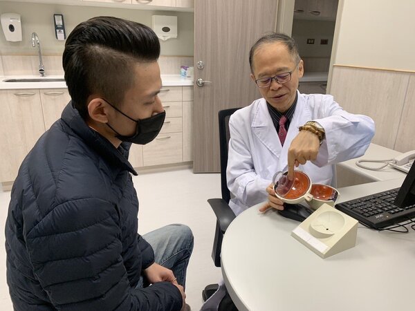 中國醫藥大學新竹附設醫院眼科主任陳瑩山（右）指出，來看診的竹科工程師，10個中就有9個有眼睛「竹科在地病」。圖／聯合報資料照。