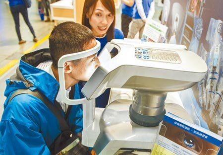 根據國健署調查顯示,我國小一生當中,每10人就有2人近視,國三、高三每10人就有8人近視。3C產品使用時間增長,則是近視率增長的原因。圖/中時報系資料照。