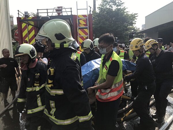 尋獲第二具消防員遺體。記者林佩均/攝影