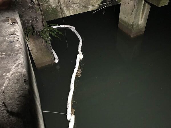 基隆市南榮河靠近西定河處，最近1周內接連發生2起偷排油汙事件，河面布滿油汙，且惡臭難聞。圖／議員宋瑋莉提供