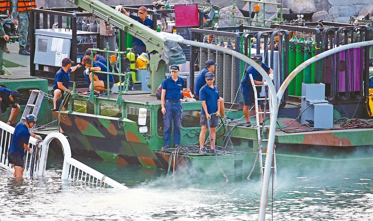 打通航道 日夜趕工 軍方派出水下作業大隊潛入水中切斷斷橋,日夜趕工要在今天打通航道, 由於危險性高,浮台上的官兵密切監控作業。圖/記者吳淑君攝影