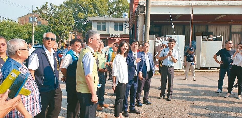 行政院副院長陳其邁(右三)昨與立委洪慈庸(右四)等人視察中市后里醫院的預定地。 記者游振昇/攝影
